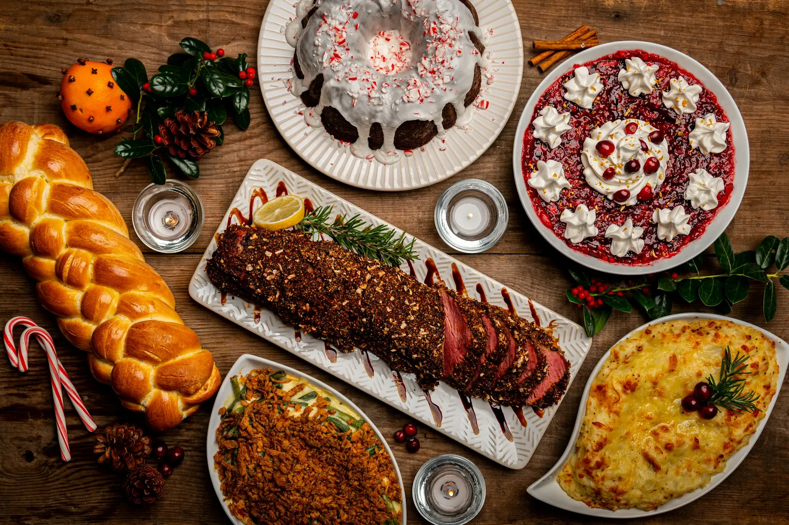 Dukat julbord med stek, gratäng, flätat bröd och julpynt